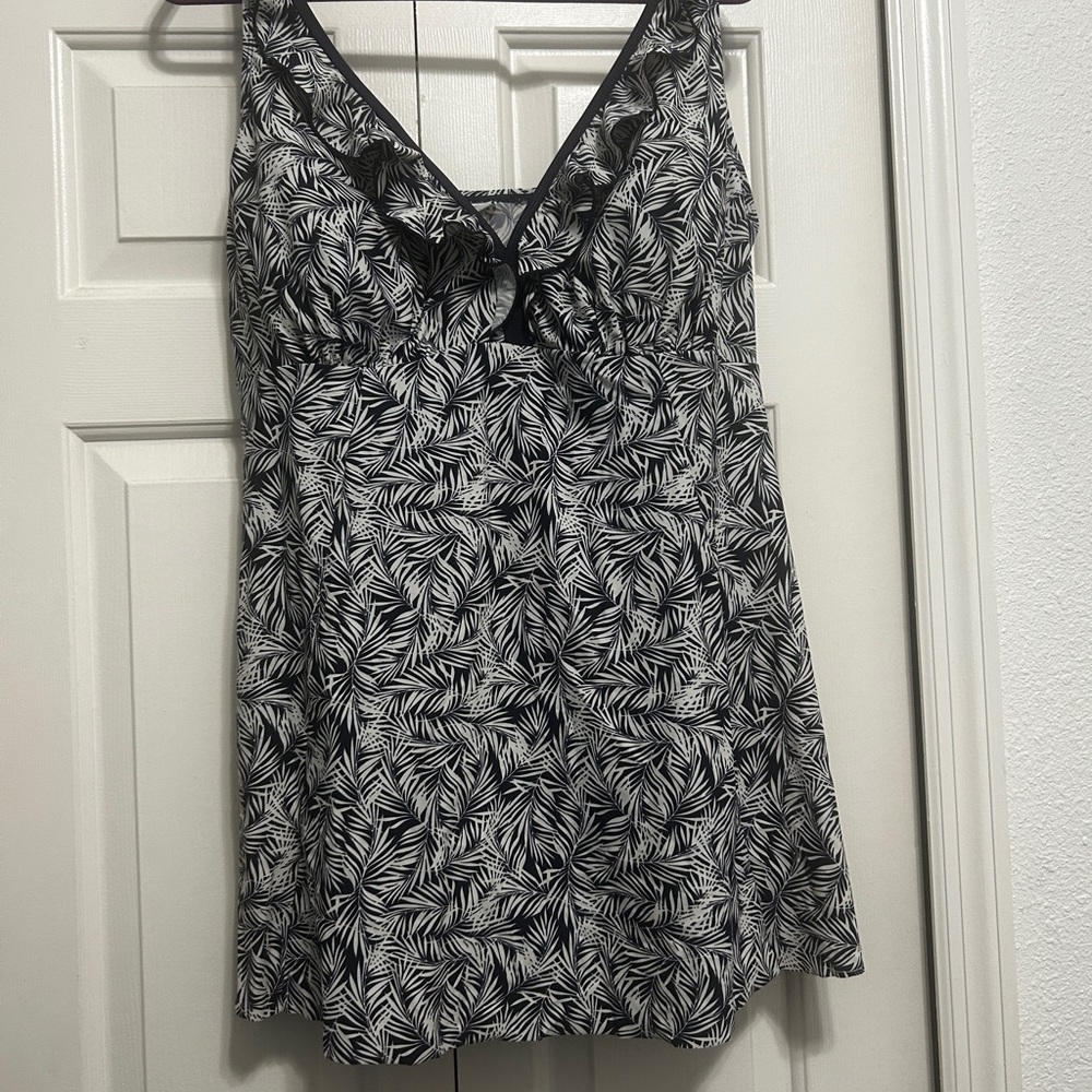 Elegant Black and White Leaf Print One-Piece Swimsuit
